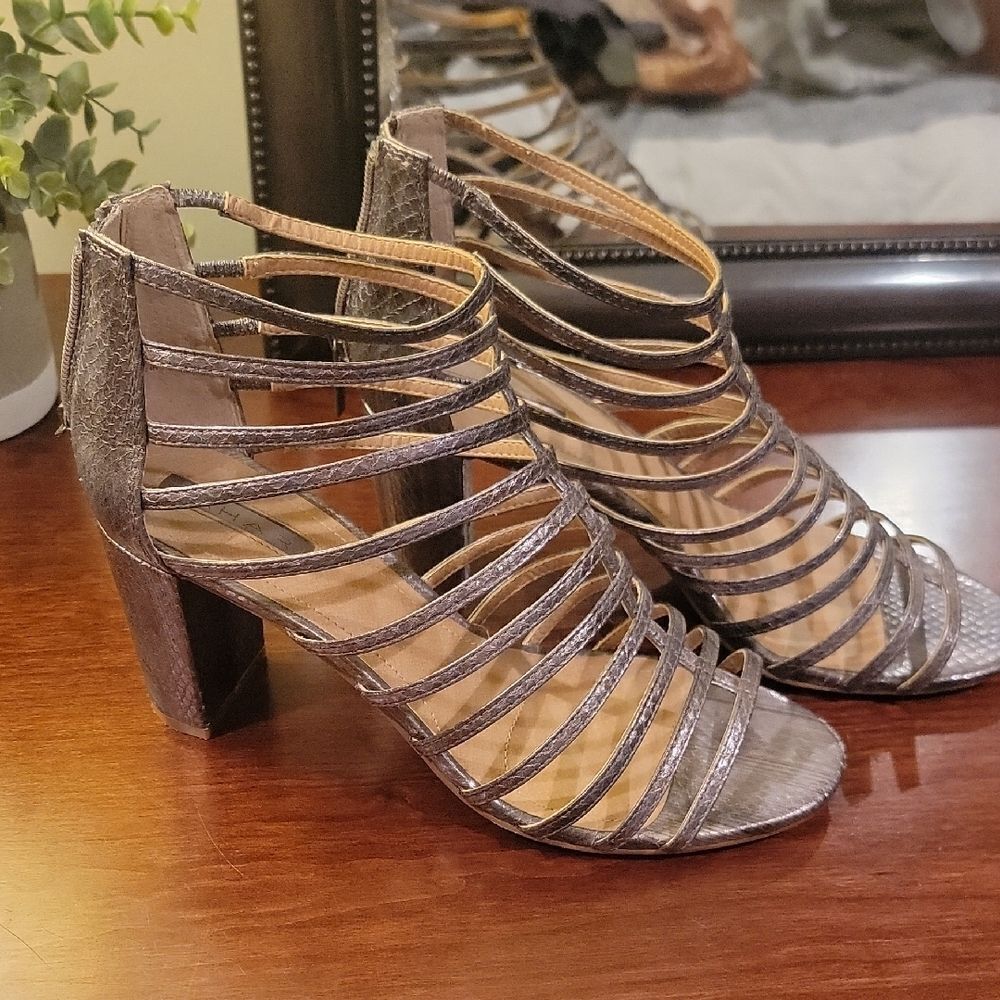 Tahari S trappy Metallic Block Heel Sandals Sz 9